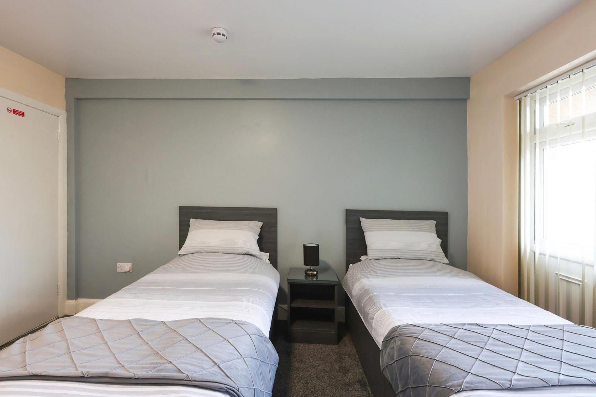 Oyo Honeycroft Lodge Uxbridge Dış mekan fotoğraf